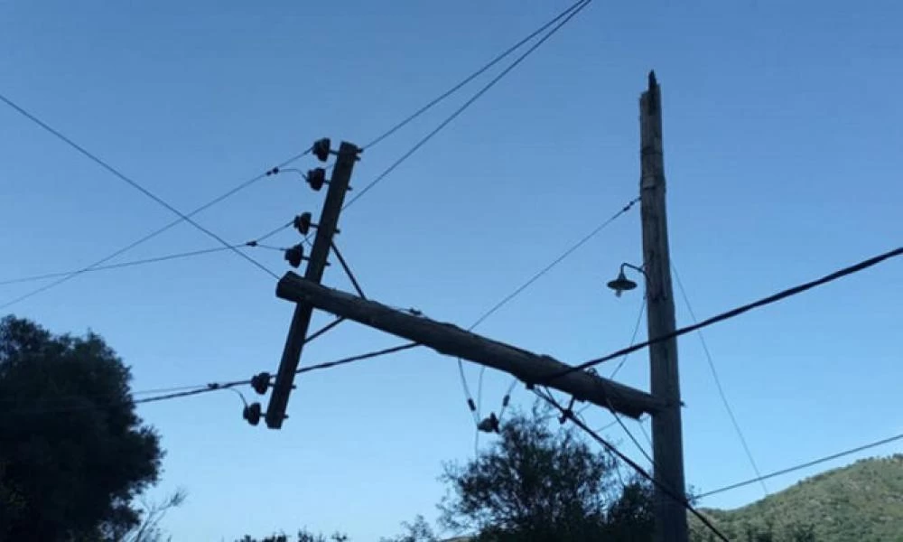 Κόπηκε στύλος της ΔΕΗ στα Ανώγεια λόγω των ισχυρών ανέμων